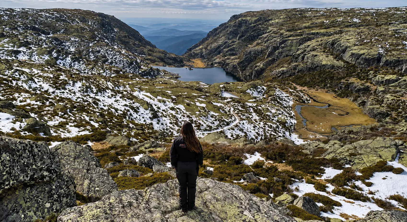 Trilho junto a lagoa na Serra da Estrela