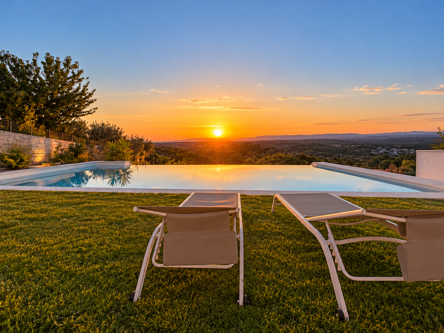 Horizon over the pool